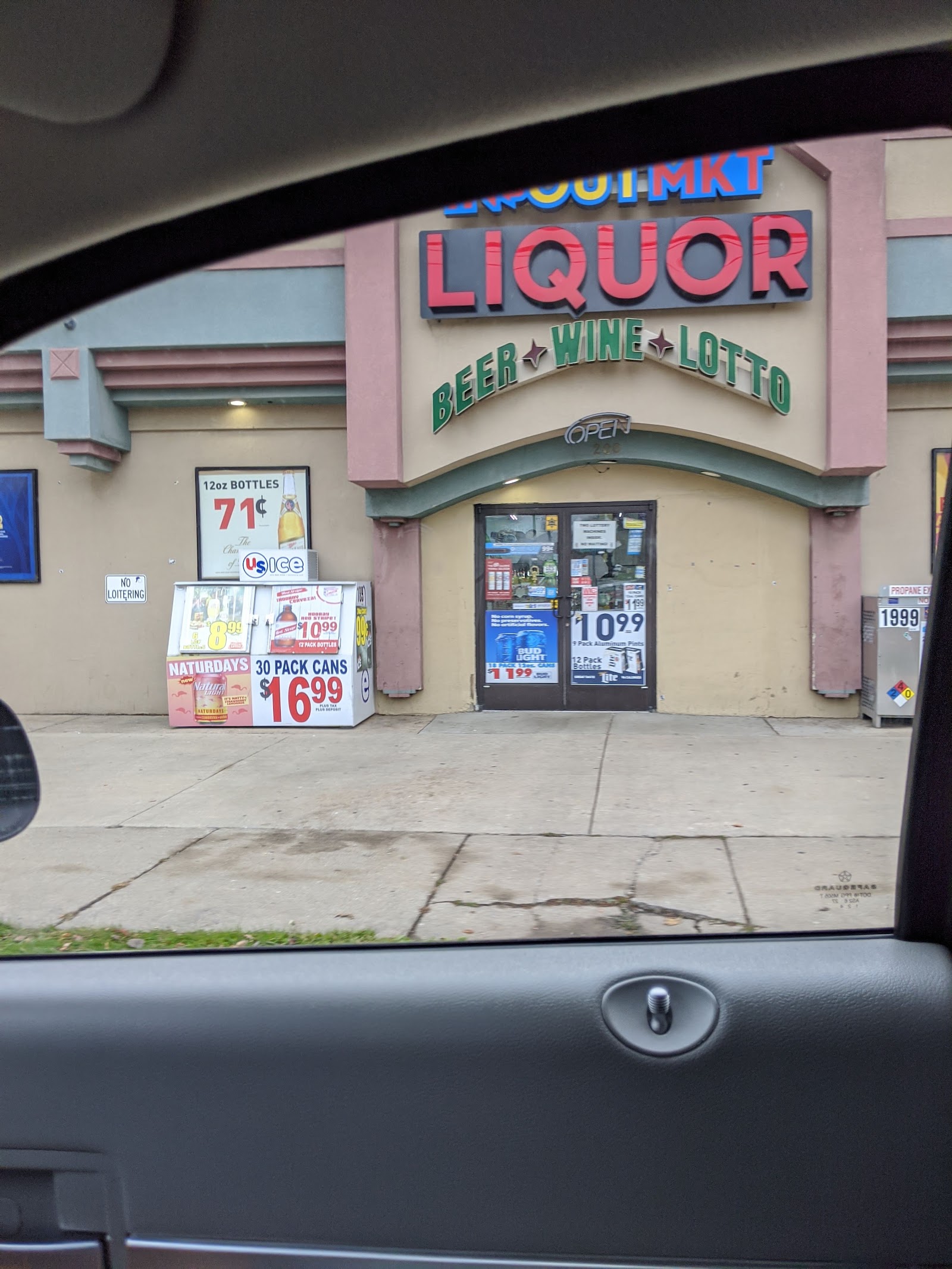 In & Out market — photo