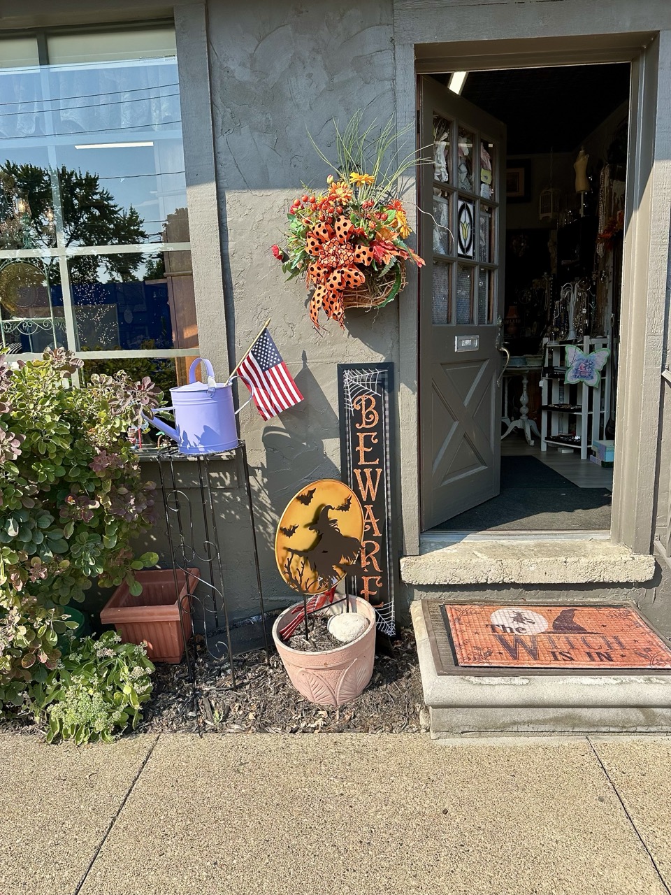 Pollyanna's Antiques in Mt Clemens